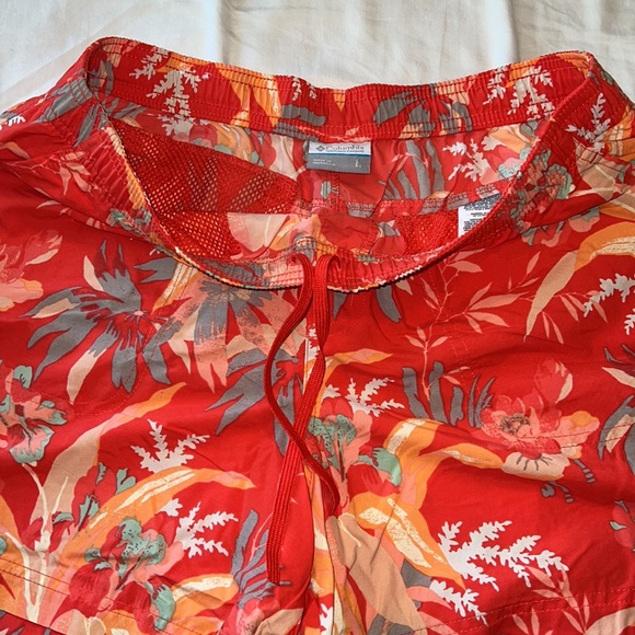 Columbia draw string moisture wicking shorts. Floral pink. Size large - Picture 2 of 3